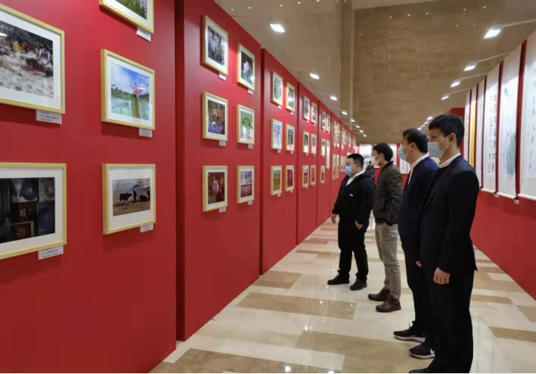 川發(fā)資管組織參觀“說廉、倡廉、行廉” 文化作品展覽